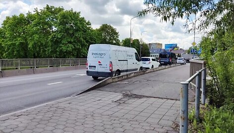J.Basanavičiaus tiltas per Smilgos upę &ndash; viena svarbiausių Kėdainių arterijų, kuria kasdien važiuoja ir greitoji medicinos pagalba, ir ugniagesiai