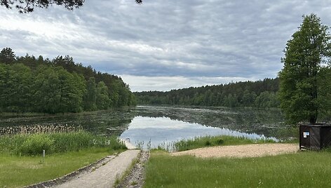 Dumblių niokojamas Žiežulio ežeras Varėnoje