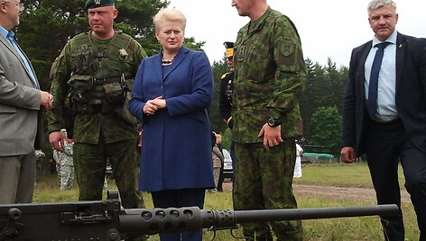 Kairių kariniame poligone, Klaipėdos prieigose JAV para&scaron;iutininkai demonstruoja kraują stingdančius manevrus.