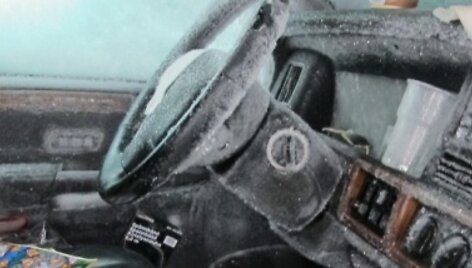 Sniego užverstame automobilyje &scaron;vedas i&scaron;gyveno du menėsius