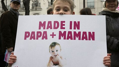Protestas prie&scaron; leidimą homoseksualams tuoktis ir įsivaikinti Paryžiuje