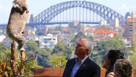 Mike'as Pence'as susipažino su Australijos gyvūnais