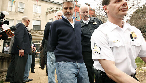 Va&scaron;ingtone per protesto akciją suimtas George'as Clooney