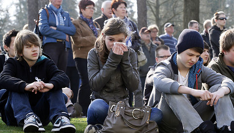 Belgijoje žmonės gedi autobuso katastrofoje žuvusių vaikų