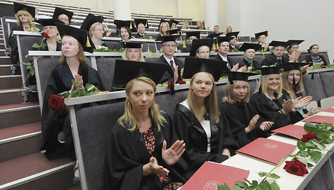 2010 m. rugsėjo 1 d. Mykolo Romerio universitete įteikti pirmieji Lietuvoje bendrieji jungtinių studijų programų magistro diplomai