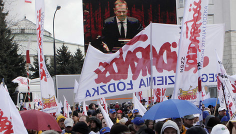 Lenkijoje tūkstančiai žmonių protestuoja prieš pensinio amžiaus vėlinimą