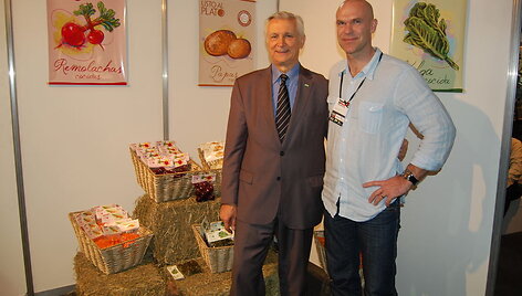 Savo produktą M.Neviera (de&scaron;inėje) pirmiausia pristatė Buenos Airių San Martino priemiestyje, kur įsikūręs &bdquo;Listo al Plato&ldquo; fabrikas. Nuotraukoje &ndash; su lietuvių kilmės buvusiu San Martino meru Ricardu Ivoshkumi. 