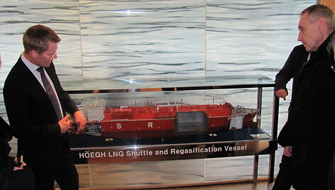 Energetikos ministrui Arvydui Sekmokui &bdquo;Hoegh LNG&ldquo; būstinėje buvo parodytas laivo-saugyklos maketas