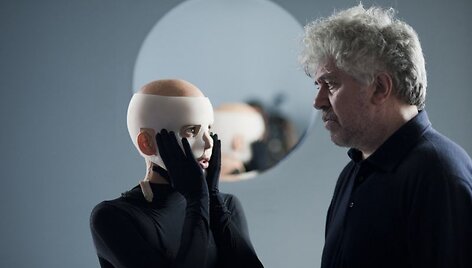 Kadras i&scaron; filmavimo aik&scaron;telės, režisierius P.Almodovaras ir aktorė E.Anaya