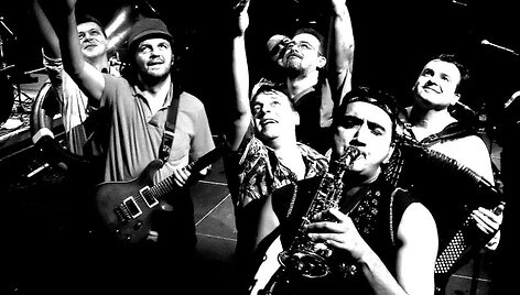 Emiras Kusturica  su savo grupe &bdquo;No Smoking Orchestra&ldquo; 