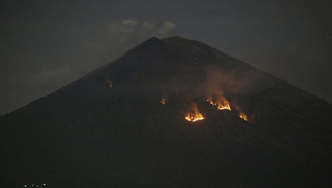 Balio saloje esančio Agungo ugnikalnio išsiveržimas