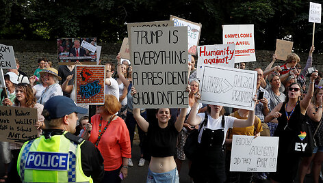 D.Trumpą Londone pasitiko protestuotojai