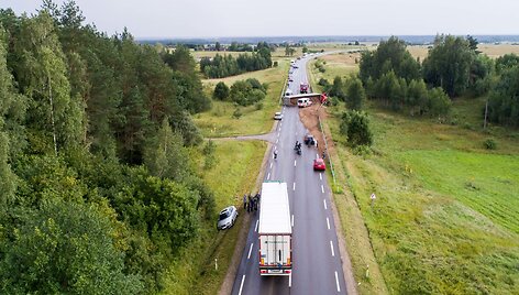 Kelyje Vilnius&ndash;Pabradė ant kelio nuvirto krovininis automobilis