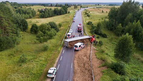 Kelyje Vilnius&ndash;Pabradė ant kelio nuvirto krovininis automobilis