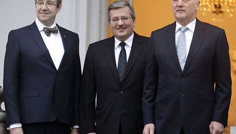 I&scaron; kairės: Estijos prezidentas Toomas Hendrikas, Lenkijos prezidentas Bronislawas Komorowskis ir Latvijos prezidentas Andris Berzinis