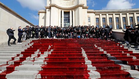 Paryžiuje per protestą liejosi netikras kraujas