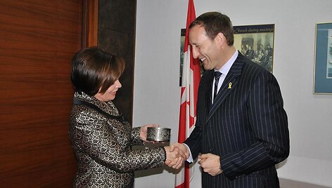 Apsikeitimas suvenyrais su ministru Peteriu MacKay
