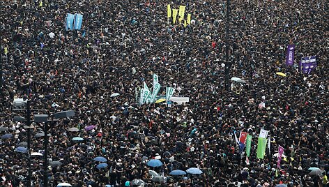Į Honkongo gatves i&scaron;ėjo tūkstančiai protestuotojų