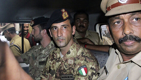Massimiliano Latorre (pirmas i&scaron; kairės) ir Salvatore Girone (viduryje)