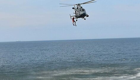 Į Baltijos jūrą nuleisti vainikai žuvusiems atminti
