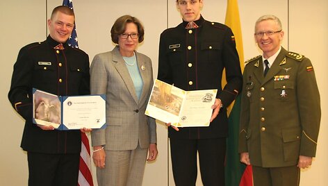 JAV ambasadorė Lietuvoje Anne E. Derse (viduryje) su kariūnu Gyteniu Borusu (kairėje) ir Aurimu Juodka (i&scaron; de&scaron;inės)