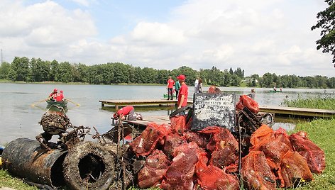 Iš Daugų ežero ištraukta tona šiukšlių