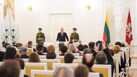 Prezidentas įteikė Valstybės apdovanojimus