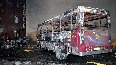 Sirijoje susprogdinta automobilyje buvusi bomba, manoma, jog taikytasi į pravažiuojantį autobusą su 24 keleiviais