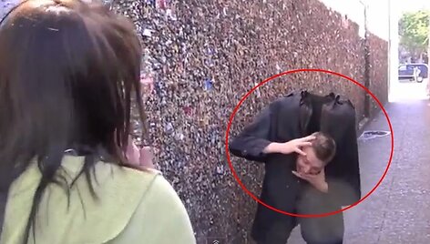 Richas Fergusonas atlieka &bdquo;krentančios galvos&ldquo; triuką