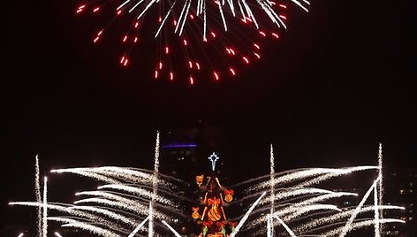 Per Kalėdų eglės įžiebimo ceremoniją miesto dangų nušvietė įspūdingas fejerverkų šou