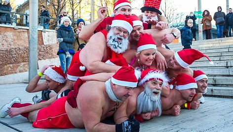 Budapešte surengtas pusnuogių Kalėdų Senelių maratonas