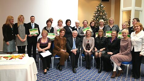 Tarptautinės Kalėdų labdaros organizatorės ir paramos gavėjai su prezidentu Valdu Adamkumi