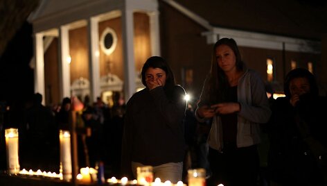 &Scaron;imtai amerikiečių pagerbė per susi&scaron;audymą mokykloje žuvusių žmonių atminimą