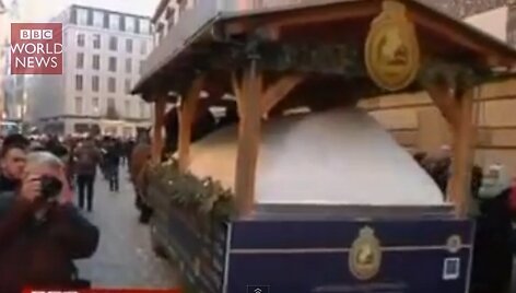 Vokietijos mieste Drezdene surengta prie&scaron;kalėdinė &scaron;ventė, kurios a&scaron;imi tapo vieno metro auk&scaron;čio ir trijų tonų svorio kalėdinis pyragas.