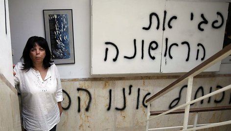 Izraelio policija pranešė, kad vandalai dažais išpurškė šūkius ant namo, kuriame gyvena viena liberalios žydų moterų grupės, papiktinusios ultraortodoksus reikalavimais dėl lygybės meldžiantis, lyderių.
