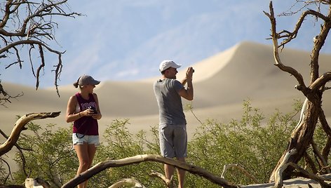 Turistai vaikšto po Mirties slėnį Kalifornijoje