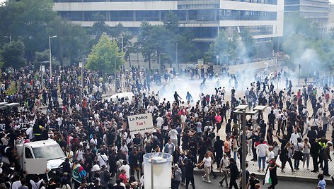 Prancūzijoje nerimsta protestai dėl policijos nušauto paauglio