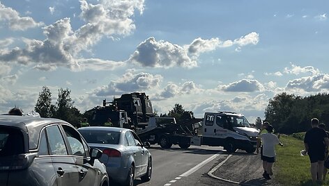 Avarija Radvili&scaron;kio rajone: lengvasis automobilis susidūrė su Lietuvos kariuomenės ma&scaron;ina 