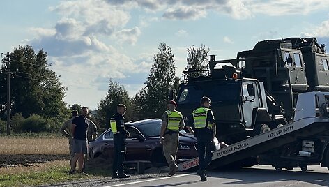 Avarija Radvili&scaron;kio rajone: lengvasis automobilis susidūrė su Lietuvos kariuomenės ma&scaron;ina 