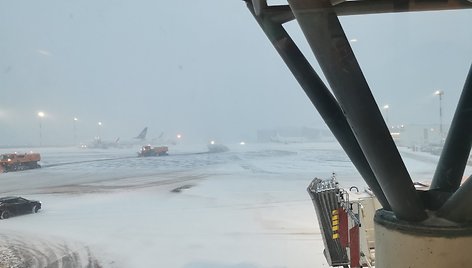 Vilniaus oro uosto takai intensyviai valomi nuo sniego