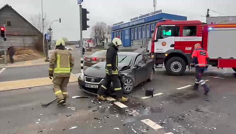 vilniuje-susidure-audi-ir-lexus-automobiliai