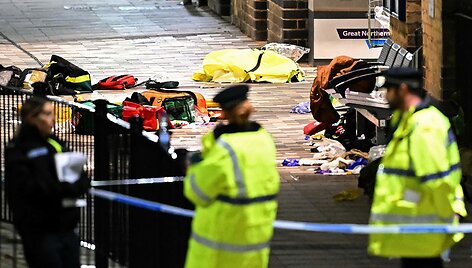 Į Londoną vykusiame traukinyje vyras peiliu badė žmones