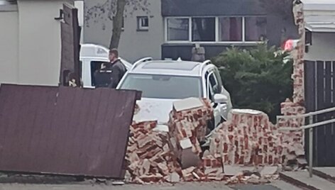 Jonavoje automobilis rėžėsi į kra&scaron;to muziejaus sieną