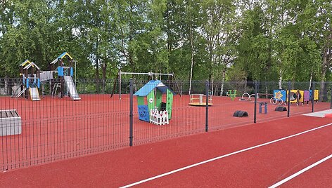 Salantų gimnazijoje atidarytas rekonstruotas stadionas