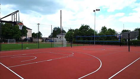 Salantų gimnazijoje atidarytas rekonstruotas stadionas