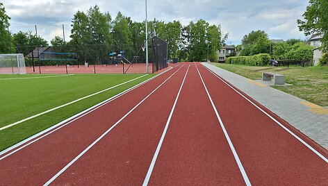 Salantų gimnazijoje atidarytas rekonstruotas stadionas