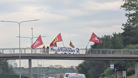 Vilniaus gyventojus nustebino ant Lazdynų tilto i&scaron;kabinti plakatai