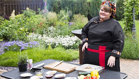 Galina Bov&scaron;evič gamina vi&scaron;tienos krūtinėlę