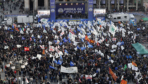 Kra&scaron;tutinių de&scaron;iniųjų ir antifa&scaron;istų demonstracija Italijoje