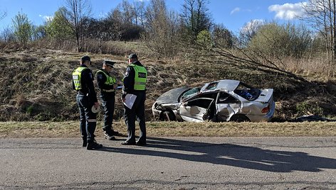 Švenčionių rajone apsivertė „Honda“ automobilis